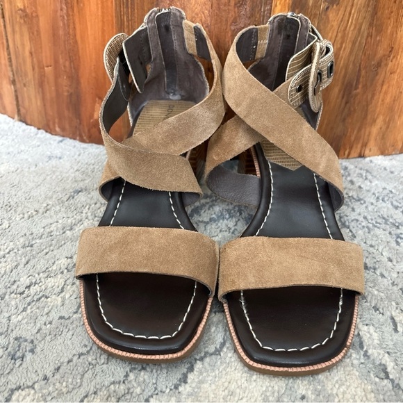 Donald Pliner Helen Sandals Size 9m Biscotti Beige Ankle Straps Calf Suede - Picture 2 of 13